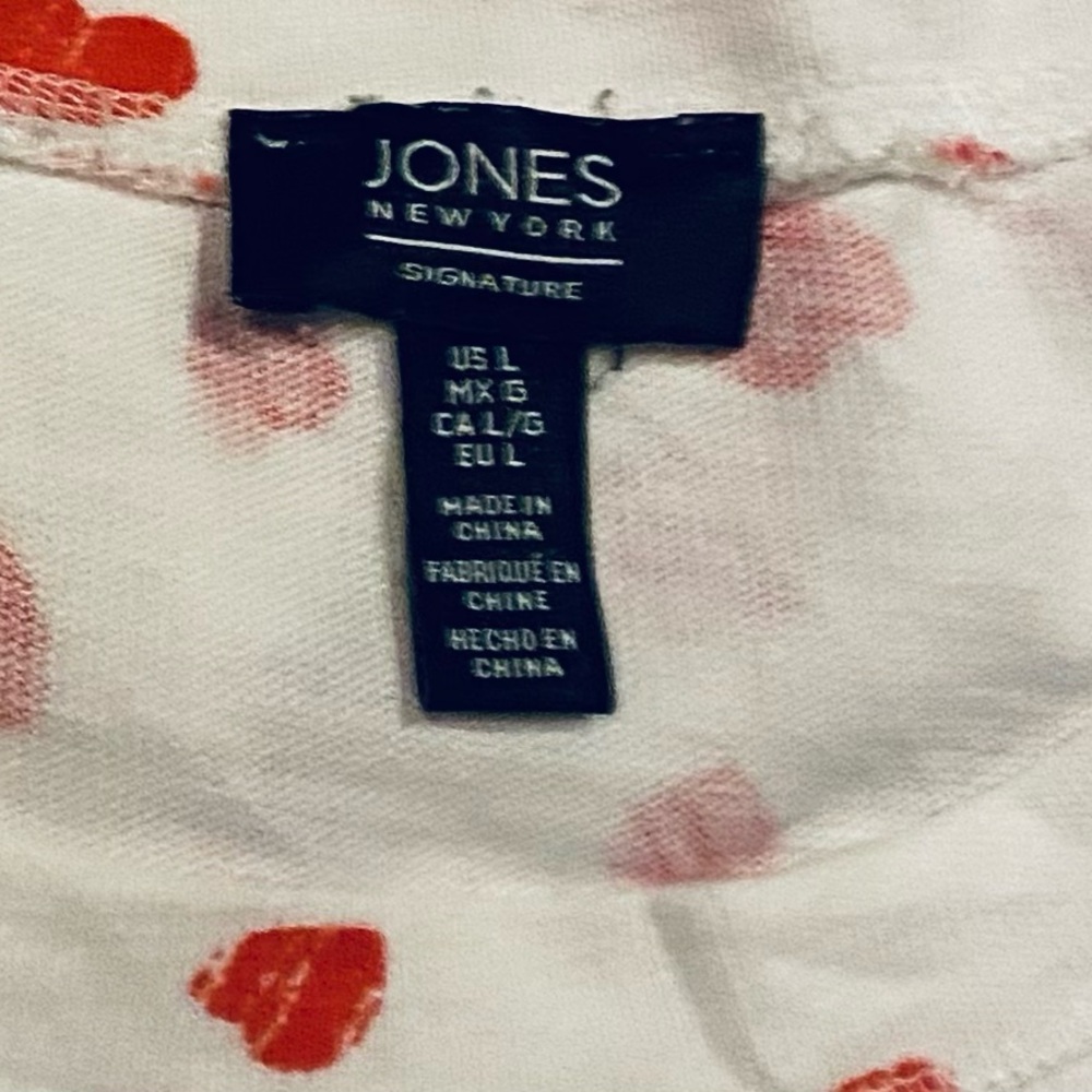 Jones New York signature, white short sleeve top size large /red hearts - Picture 4 of 4